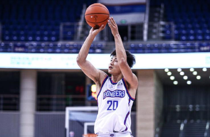 官方:何思雨时隔两年重返天津男篮