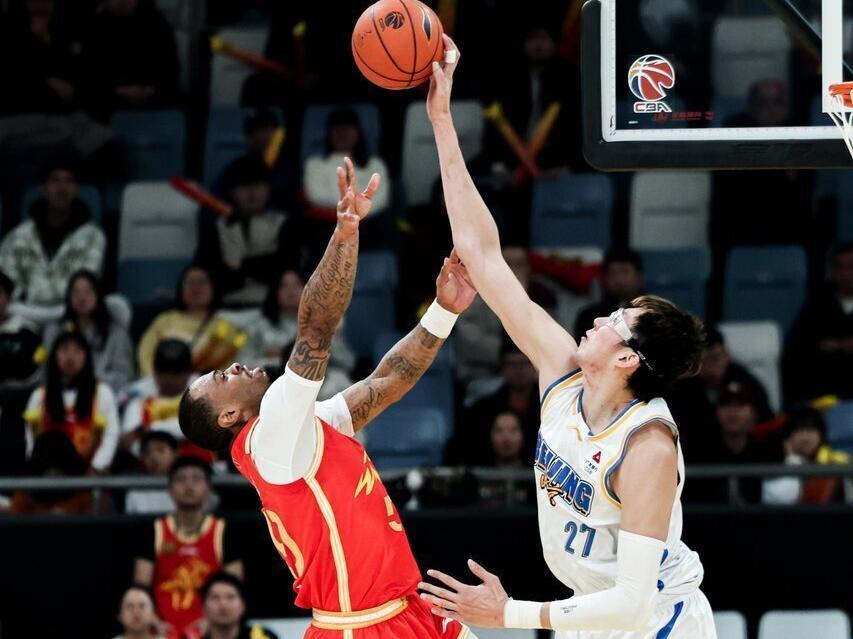 山东男篮客场挑战北京,内线外线均处劣势,猛踩油门才有希望爆冷