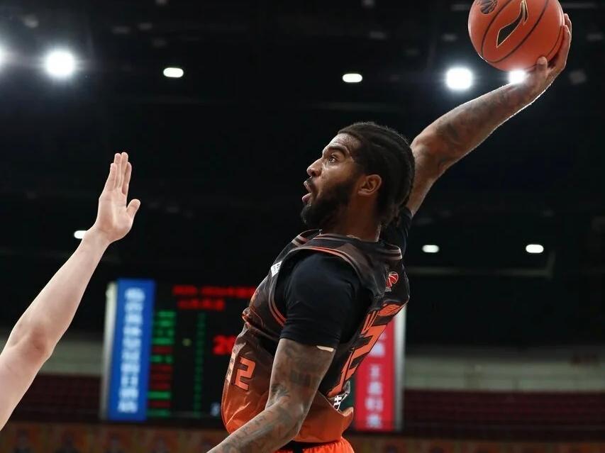 山东男篮客场挑战北京,内线外线均处劣势,猛踩油门才有希望爆冷