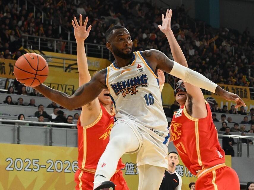 山东男篮客场挑战北京,内线外线均处劣势,猛踩油门才有希望爆冷