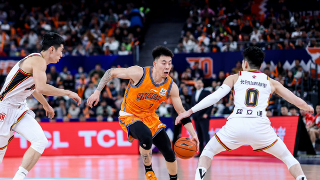 开云-上海男篮VS深圳！卢伟冲击10连胜，张镇麟对位贺希宁，央视直播