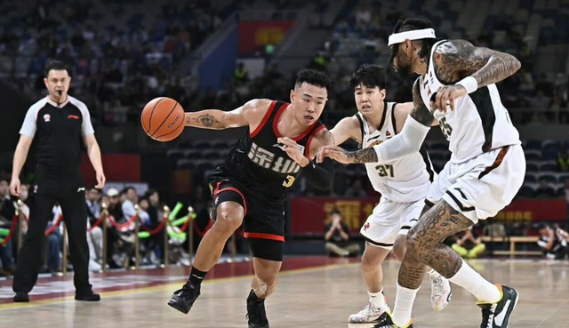 开云-上海男篮VS深圳！卢伟冲击10连胜，张镇麟对位贺希宁，央视直播