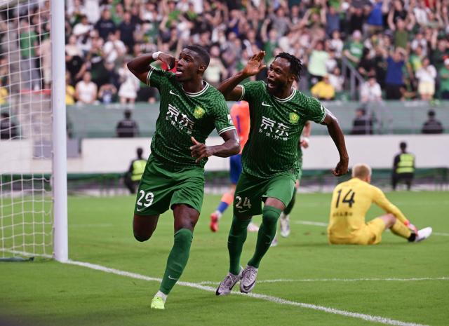 1719788335352002366.jpg 开云APP-国安主场6连胜缓解矛盾 苏亚雷斯暂获球迷的信任