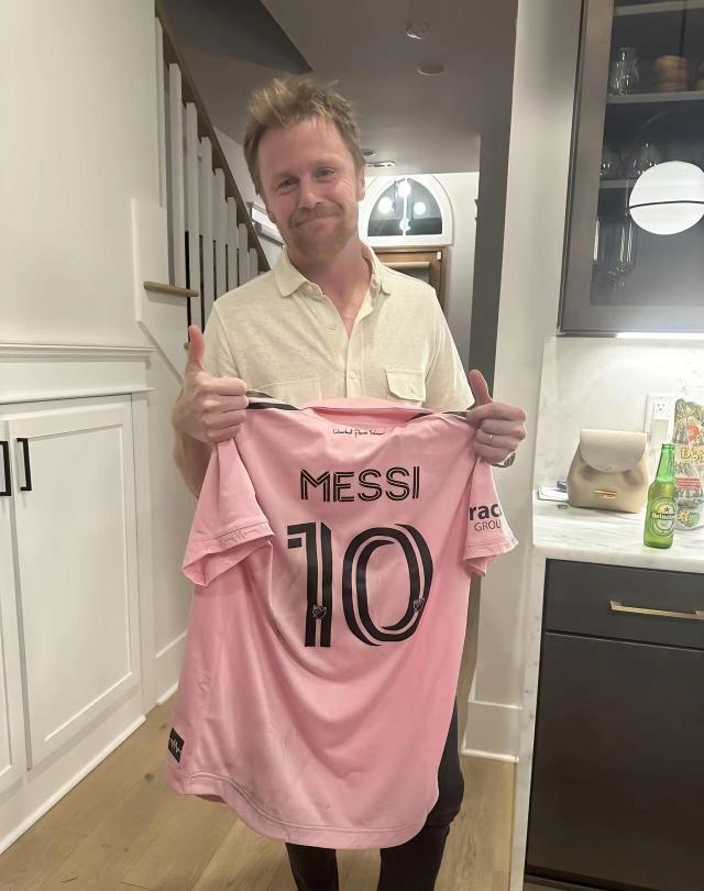 1692601929292055232.jpg 开云-【夜读】追星可不是这么追的啊!球衣寄给我