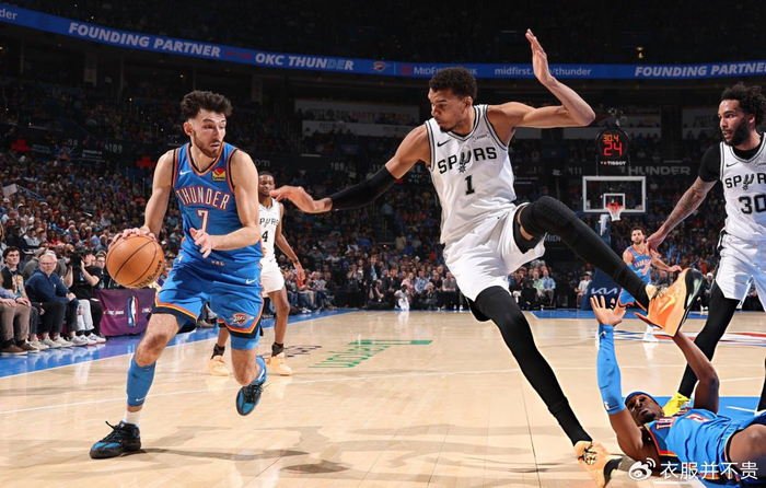 雷霆复仇马刺避免被四杀！亚历山大连续111场20+ 两次侵犯文班引争议|俄克拉荷马雷霆队|圣安东尼奥马刺队|谢伊·吉尔杰斯-亚历山大|路易斯-威廉姆斯|篮板_新浪体育_新浪新闻