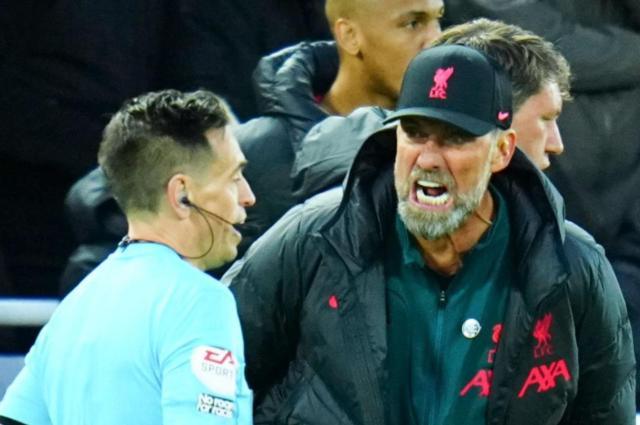 开云APP-英超新规：围攻裁判必黄牌，教练站姿指挥严格受限