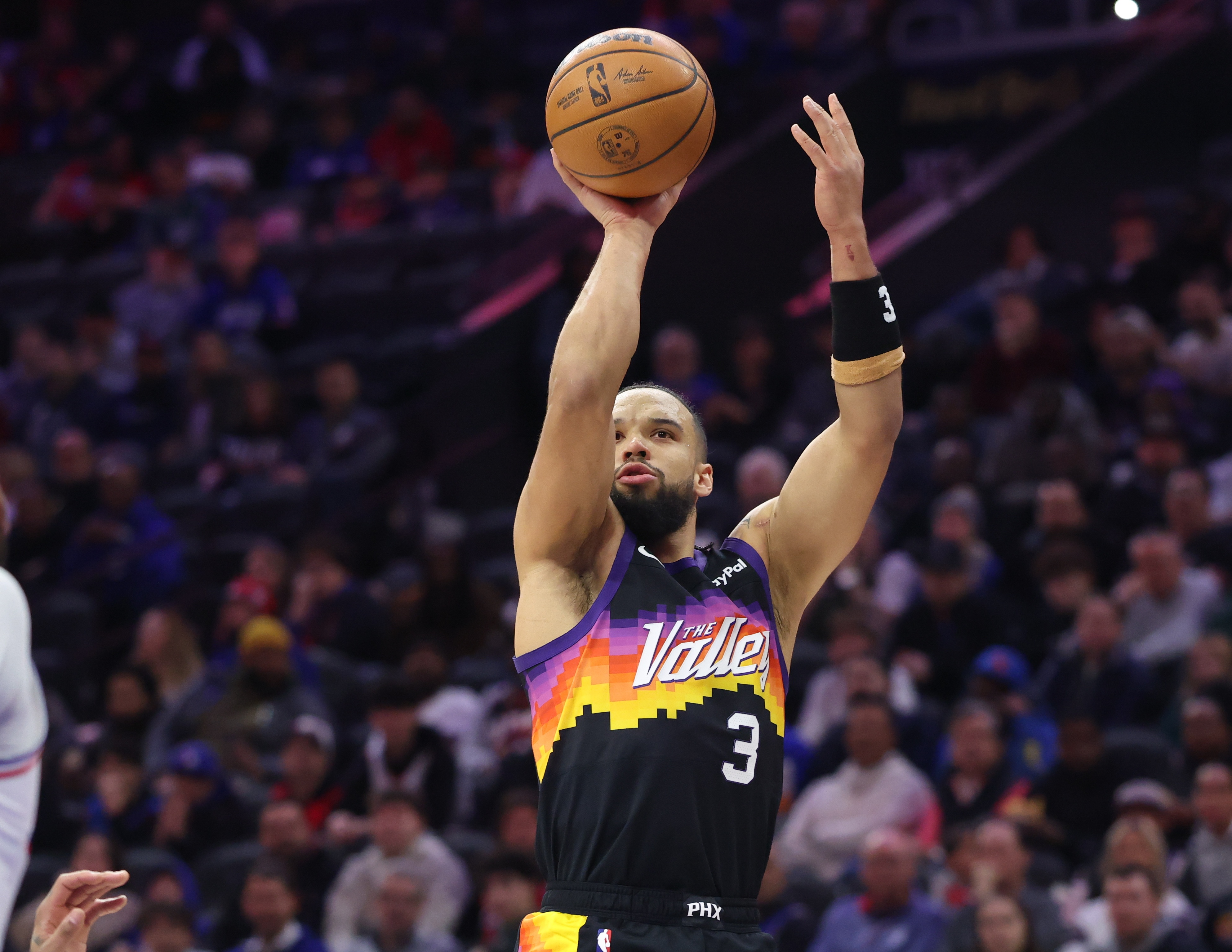 开云APP-投射状态不理想！狄龙半场8投2中 拿到4分3篮板1抢断