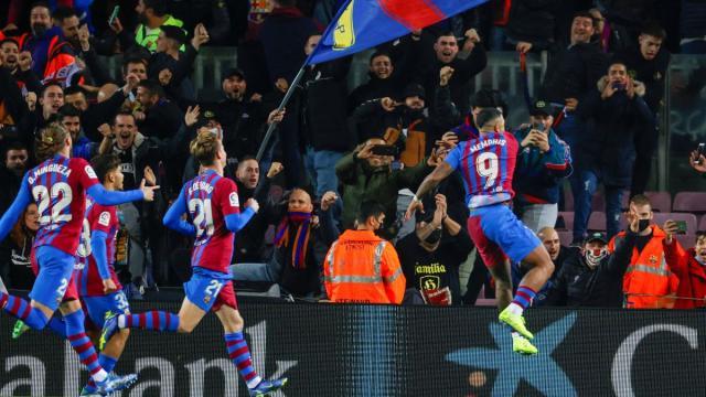 开云APP-哈维首秀险胜，争议点球和门柱拯救巴萨