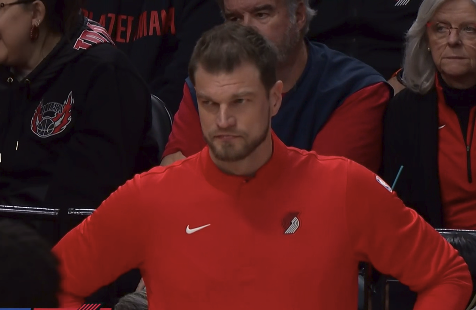 开云APP-凯尔特人掀翻开拓者！杨瀚森坐冷板凳：全明星新秀给吕佩尔递毛巾