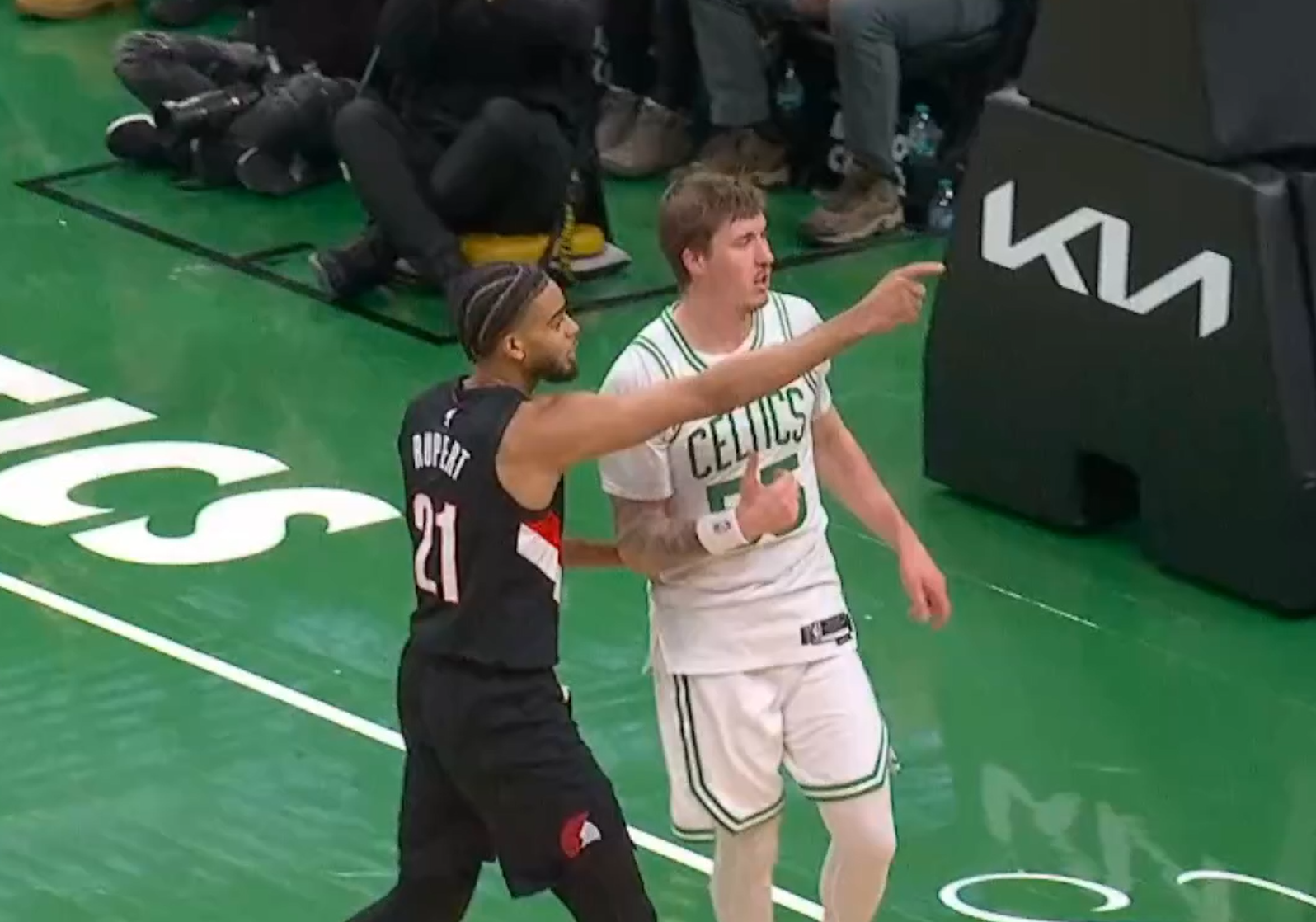 开云APP-凯尔特人掀翻开拓者！杨瀚森坐冷板凳：全明星新秀给吕佩尔递毛巾