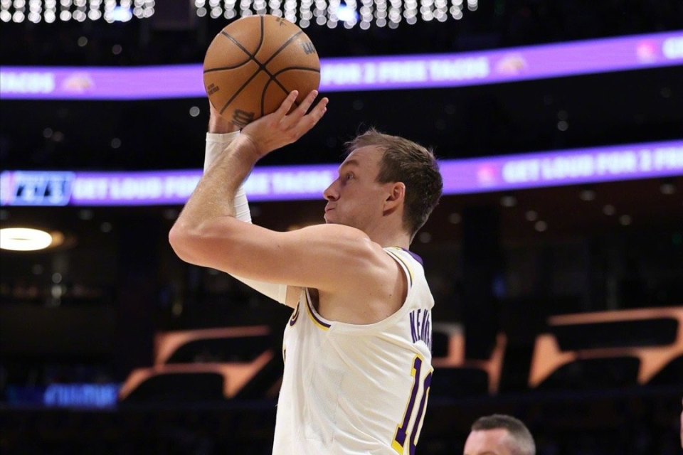 湖人狂胜24分获4大喜讯！东契奇蜕变老詹破纪录 2换1交易捡漏神射