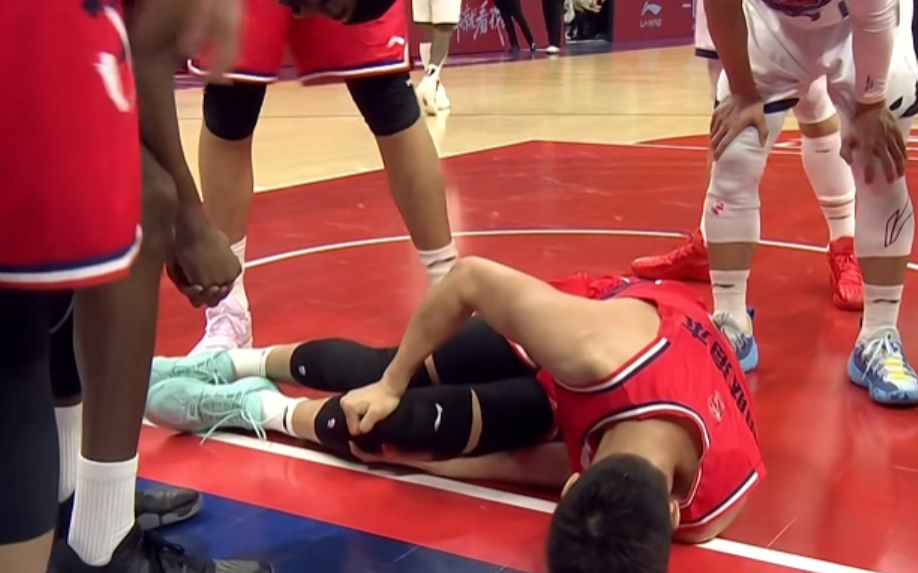 开云体育下载-噩梦！郭艾伦突破过程遭遇膝盖伤势，倒地不起，并被担架抬出！