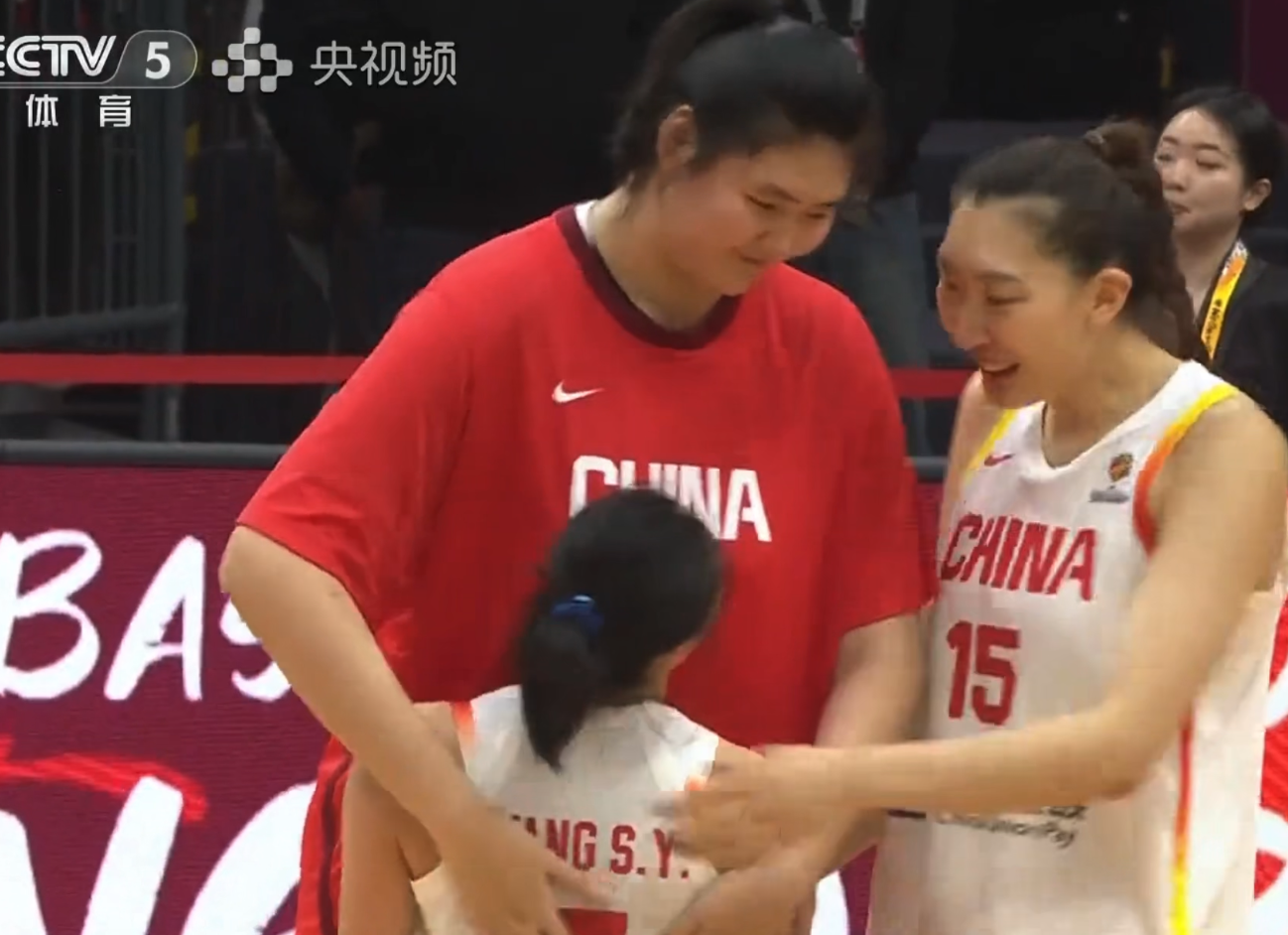 开云体育下载-女篮胜南苏丹！宫鲁鸣淡定，张子宇搂王思雨，张曼曼陈玉婕总结！