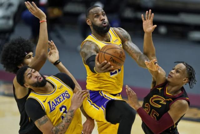 开云体育下载-喜欢挑衅勒布朗？老詹狂轰46分回应骑士制服组嘲讽