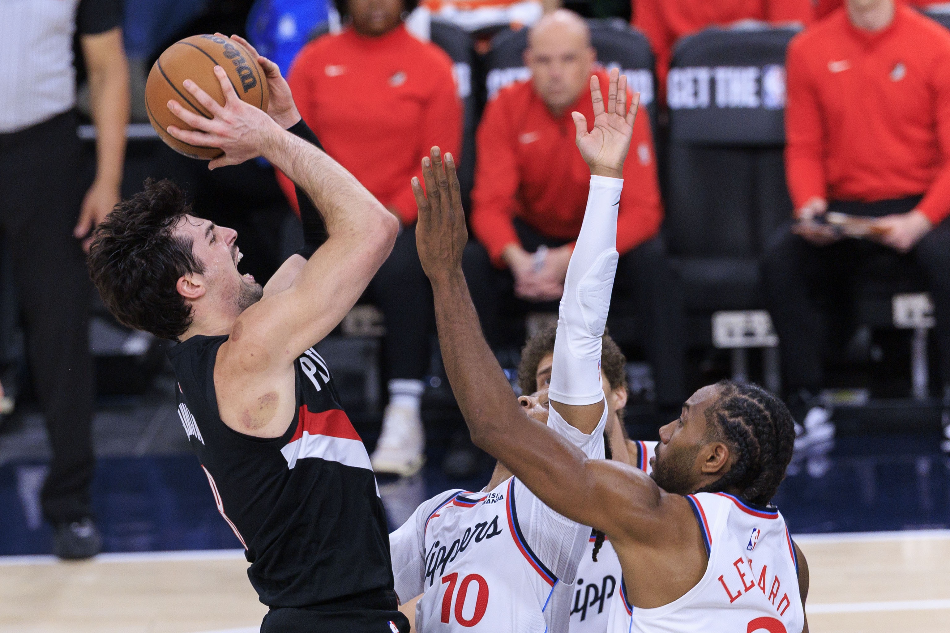 开云-快船本赛季对阵开拓者2-1 赛季倒数第二场双方还要打一场卡位战