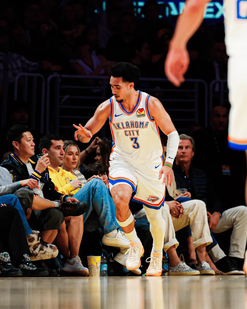 开云-雷霆媒体：来自76人的射手，乔和麦凯恩三分13中9合砍33分